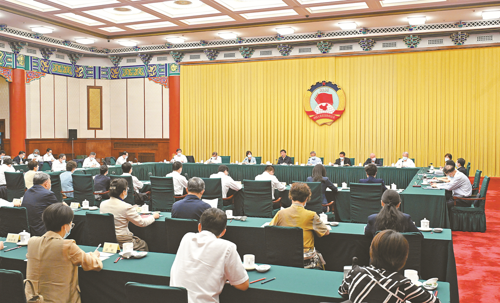 全国政协召开双周协商座谈会 围绕“建立健全生育支持政策体系”协商议政 王沪宁主持