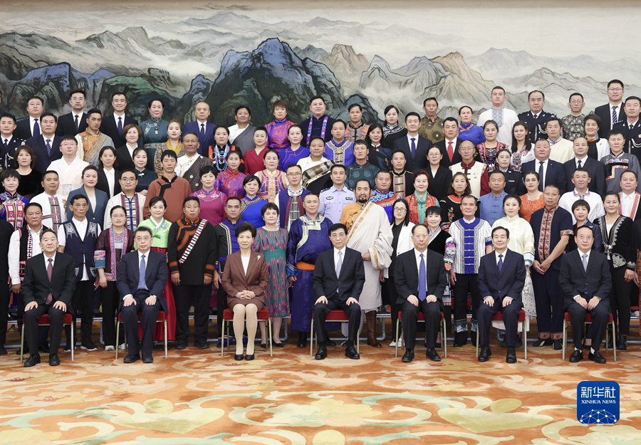 王沪宁会见全国少数民族参观团