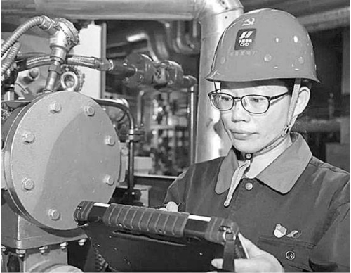  全国人大代表曹景芳：将学前教育纳入义务教育降低家庭育儿成本