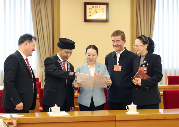  全国人大代表吴文秀：让“小红果”种出乡村振兴增收路