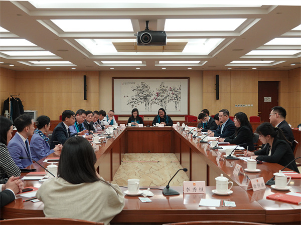  港澳基本法委有关同志会见香港杰出青年协会一行