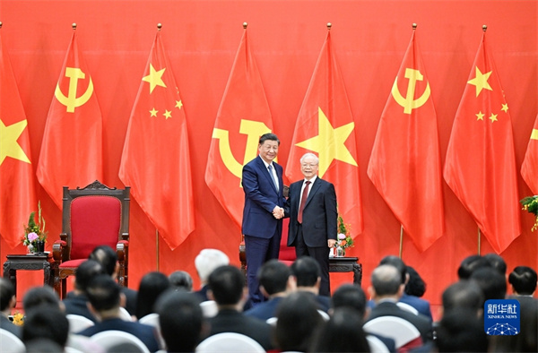  习近平同越共中央总书记阮富仲共同会见中越两国青年和友好人士代表