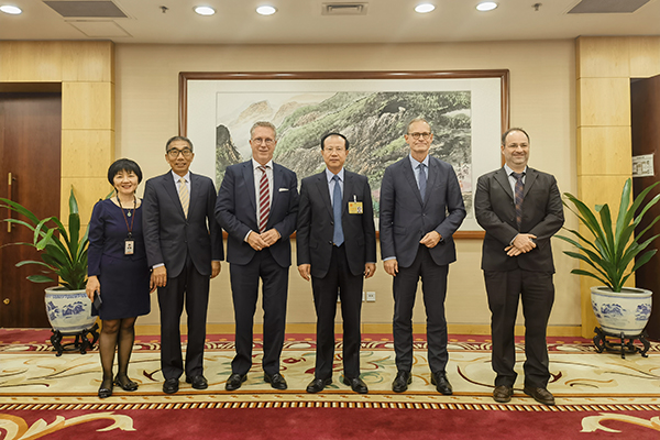  全国人大外事委员会副主任委员傅自应会见德国社民党议员穆勒和拉伦一行