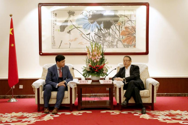  郑建邦会见英国山东联合总会会长张翔宇一行