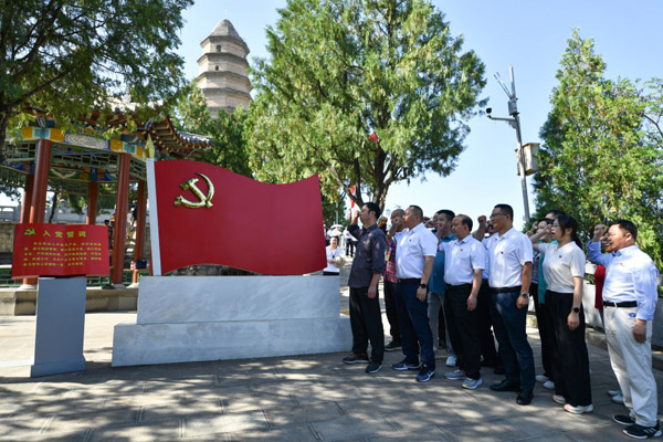  永远在路上——以习近平同志为核心的党中央引领全面从严治党向纵深推进