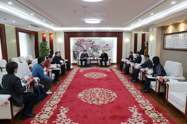  蔡达峰会见人民教育出版社党委书记、社长黄强一行