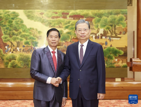  赵乐际会见老挝建国阵线中央委员会主席辛拉冯