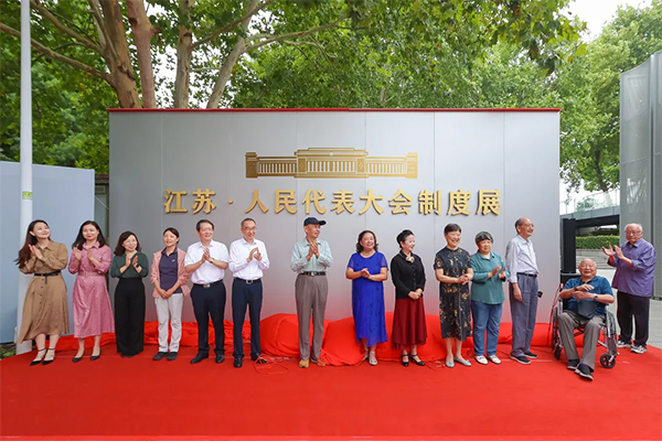 为人民奋斗不止 七十载风雨兼程